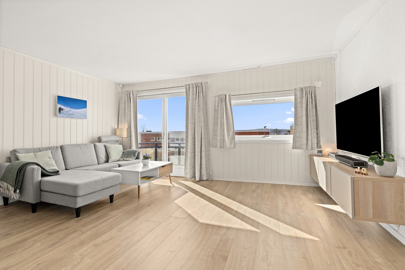 Stuen får fint innslipp av dagslys Galleribilde