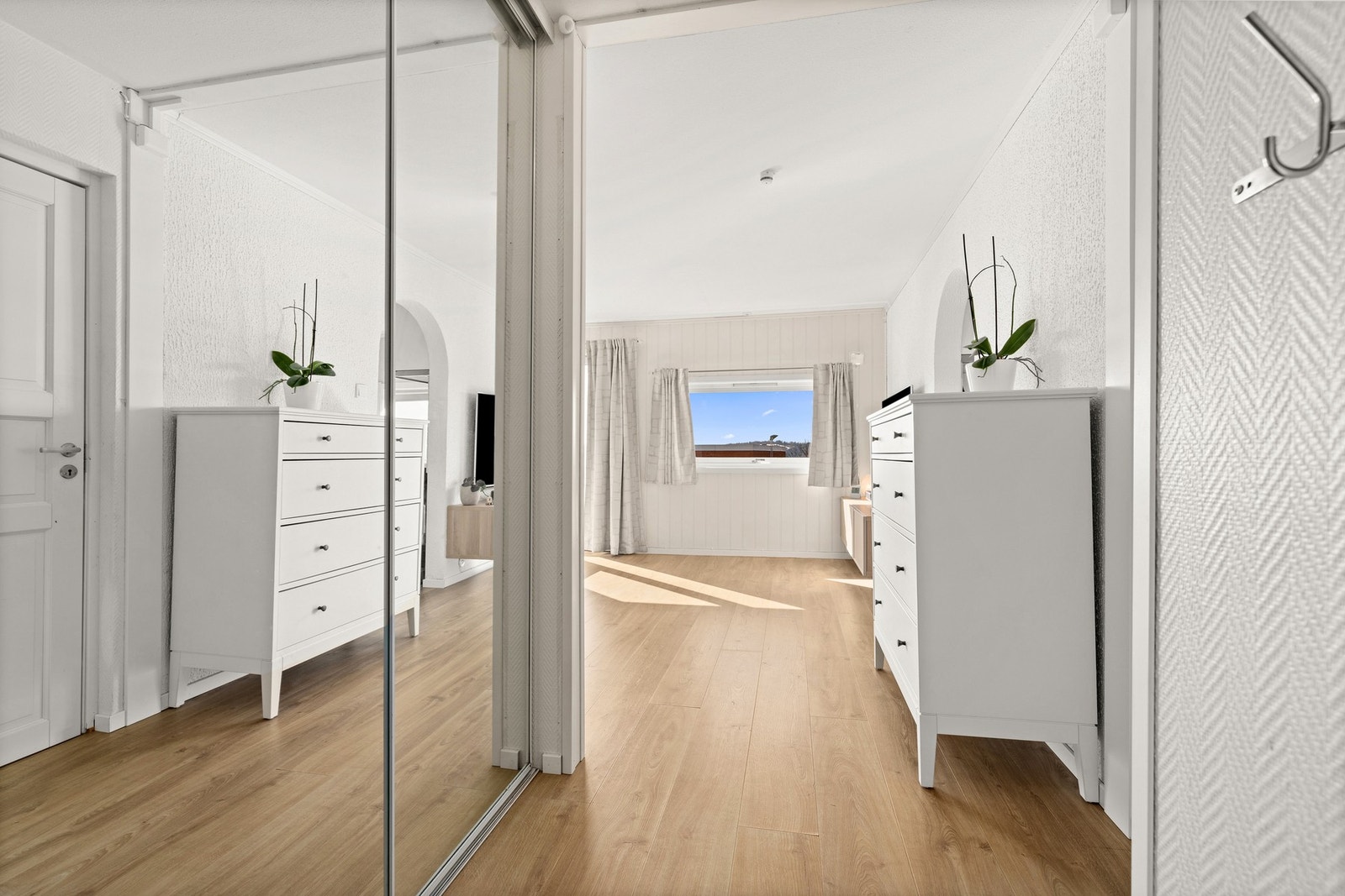 Entré med skyvedørsgarderobe har åpen tilgang til stue/spisestue Galleribilde