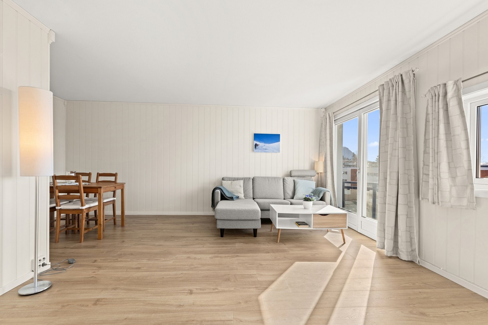 Stuen kan innredes i soner med sofagruppe, tv-benk og spisestue Galleribilde