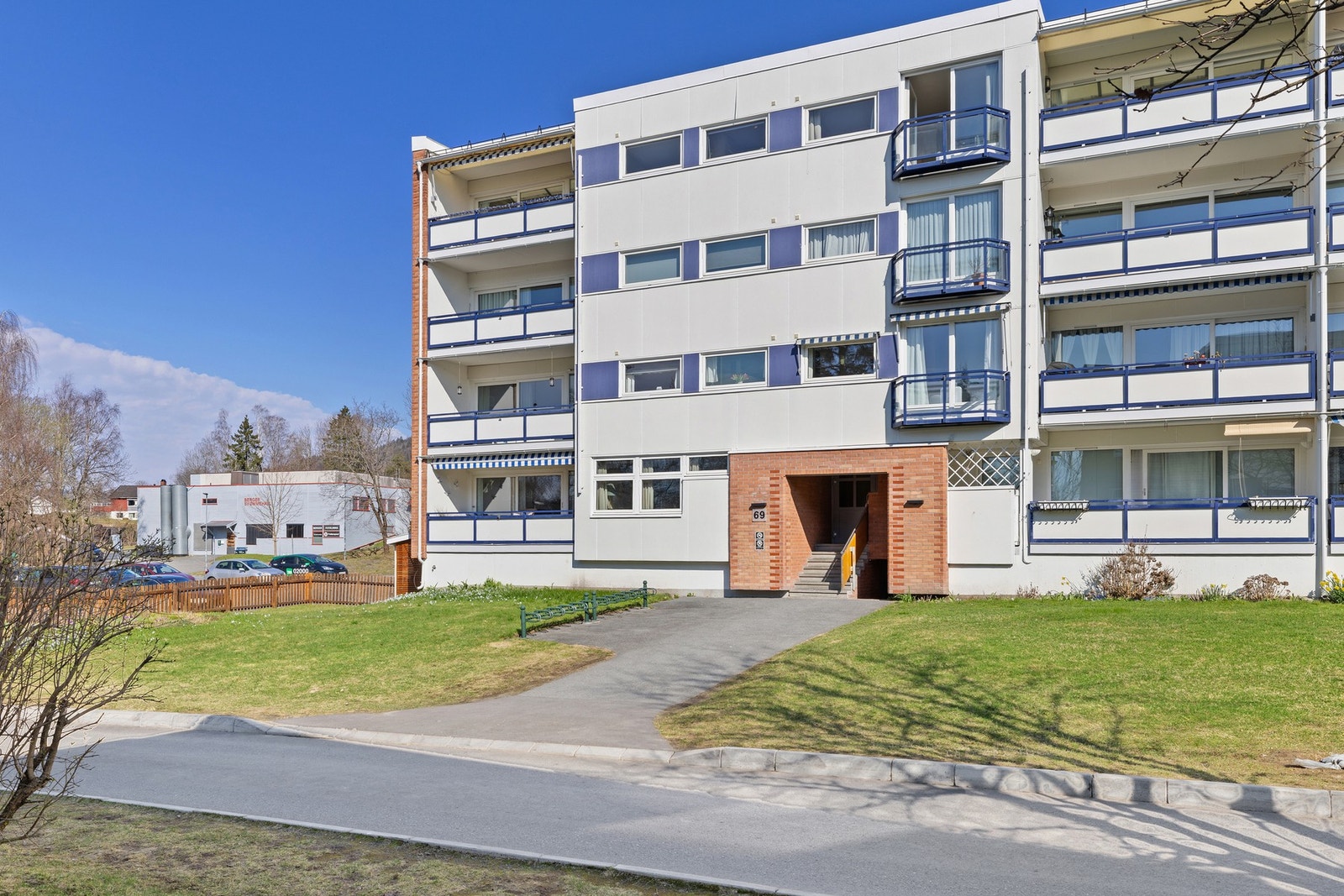 Boligblokken ligger høyt og fritt til helt i enden på feltet, med flott utsikt og ypperlige solforhold Galleribilde