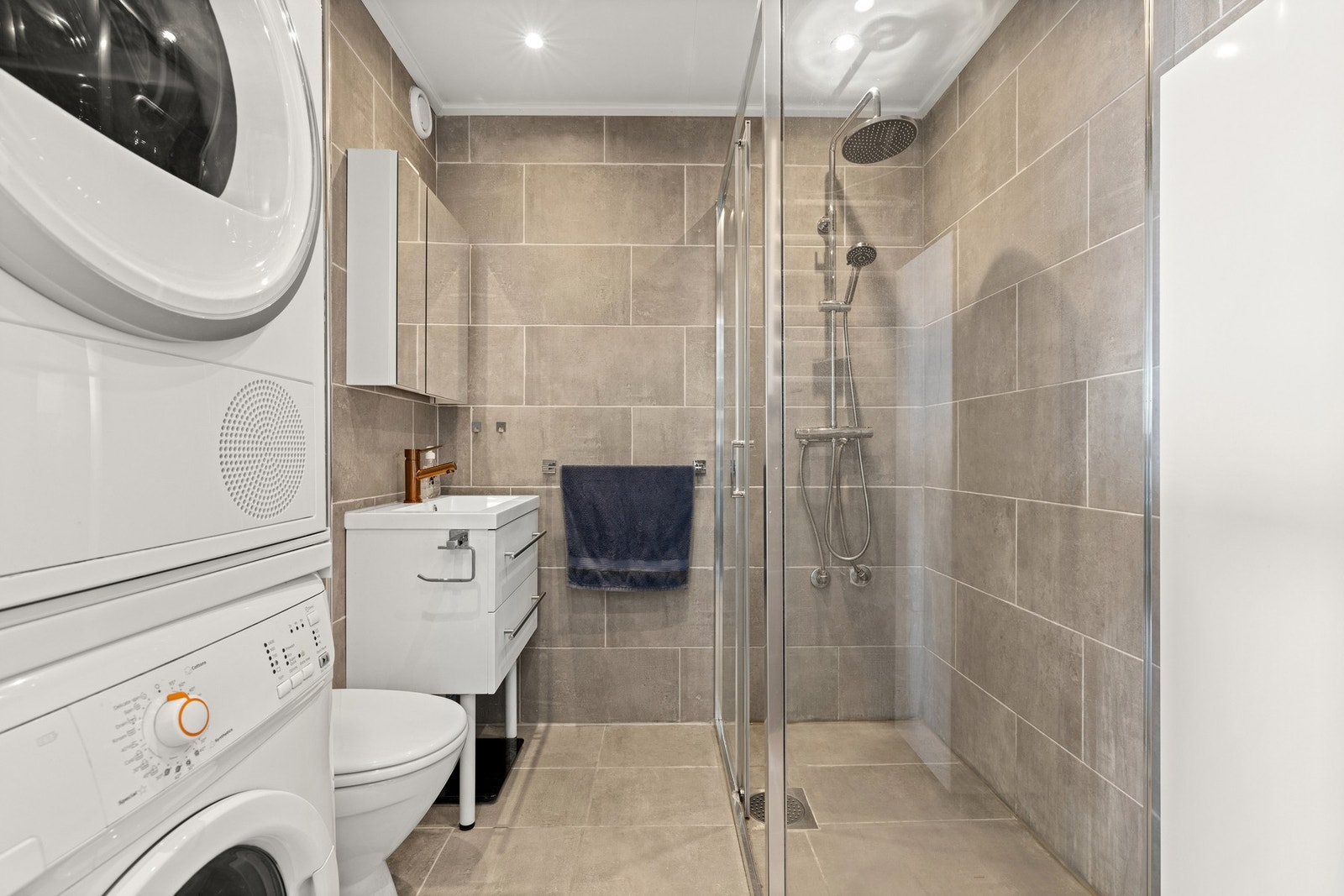 Badet har sluk, tettesjikt på gulvet og rør fra byggeår, men er oppgradert med overflater og innredning i senere år Galleribilde