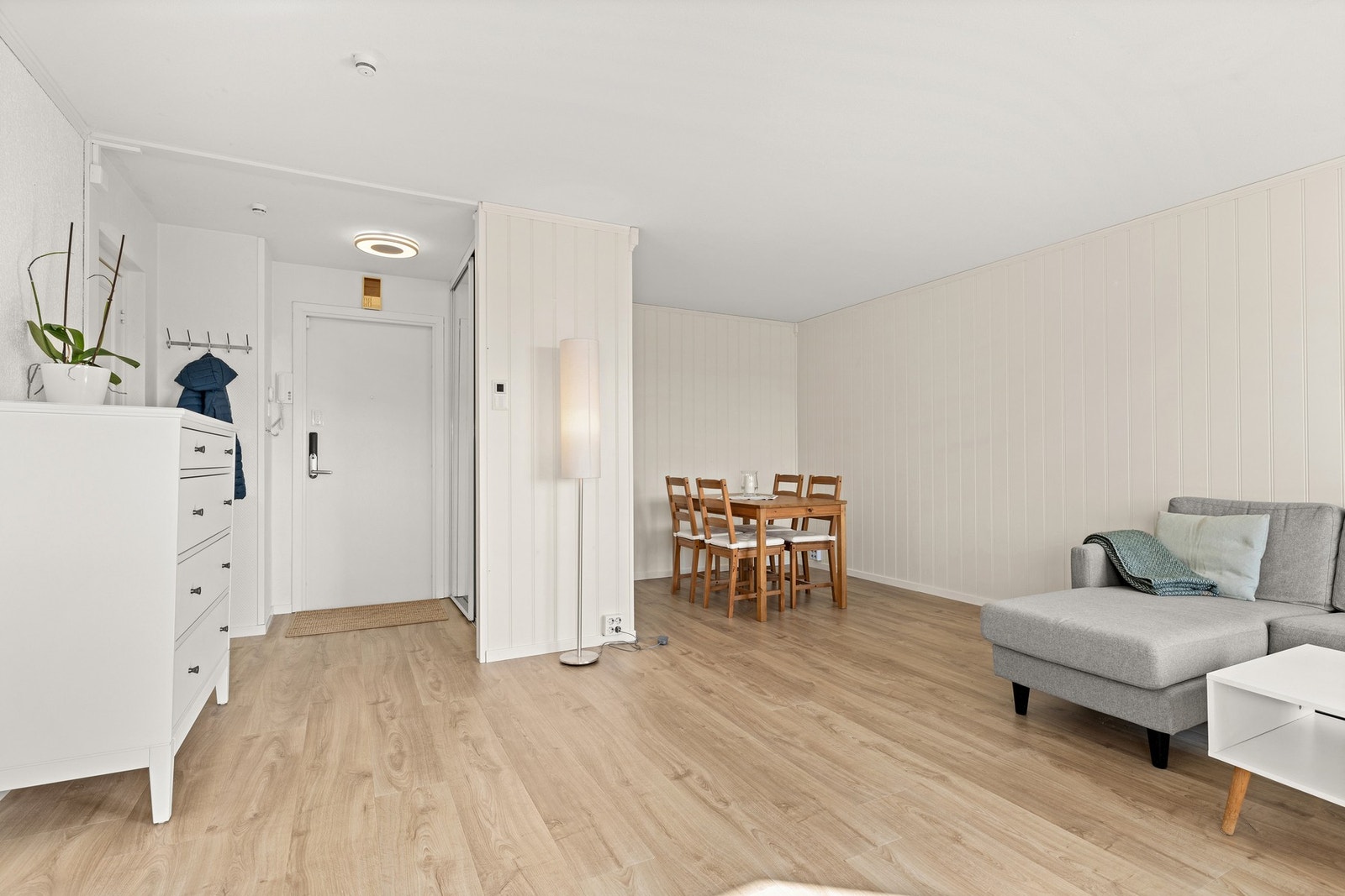 Det er lagt nytt laminat med behagelig oppvarming med varmefolie i gulvflater i både entré, stue og kjøkken. Galleribilde
