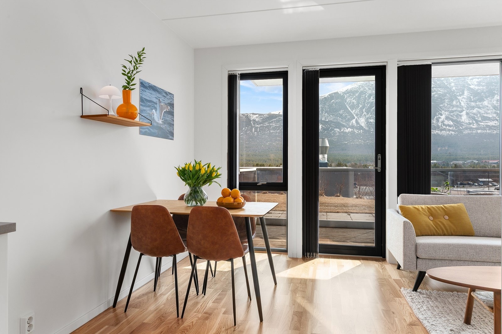 Fra stuen har man utgang til en sørvendt terrasse. Galleribilde
