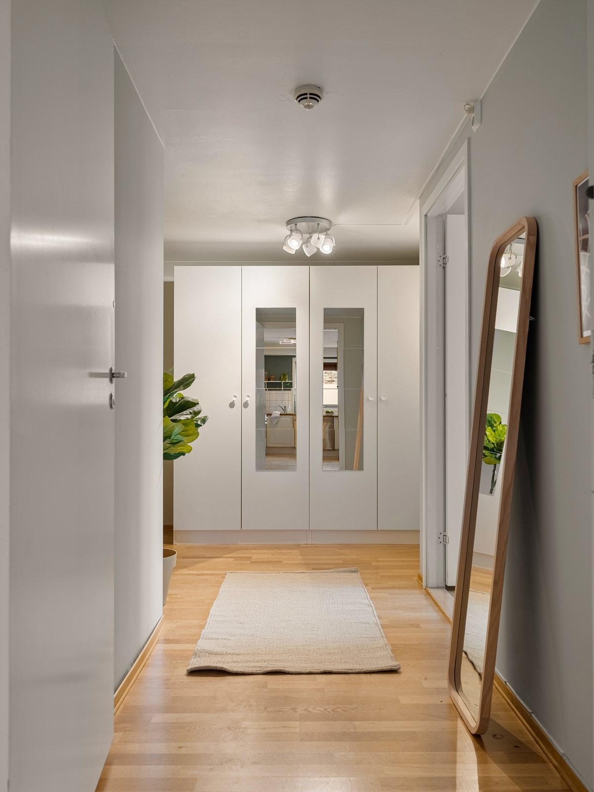 I entréen er det etablert en romslig garderobe med speilfronter, som gjør det enkelt å holde det ryddig og oversiktlig. Galleribilde