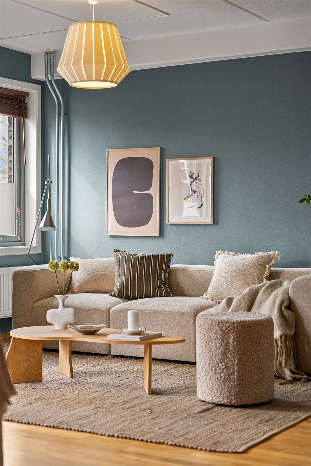 I stuen er det god plass til en innbydende sofakrok som blir hjertet i hverdagen. Galleribilde
