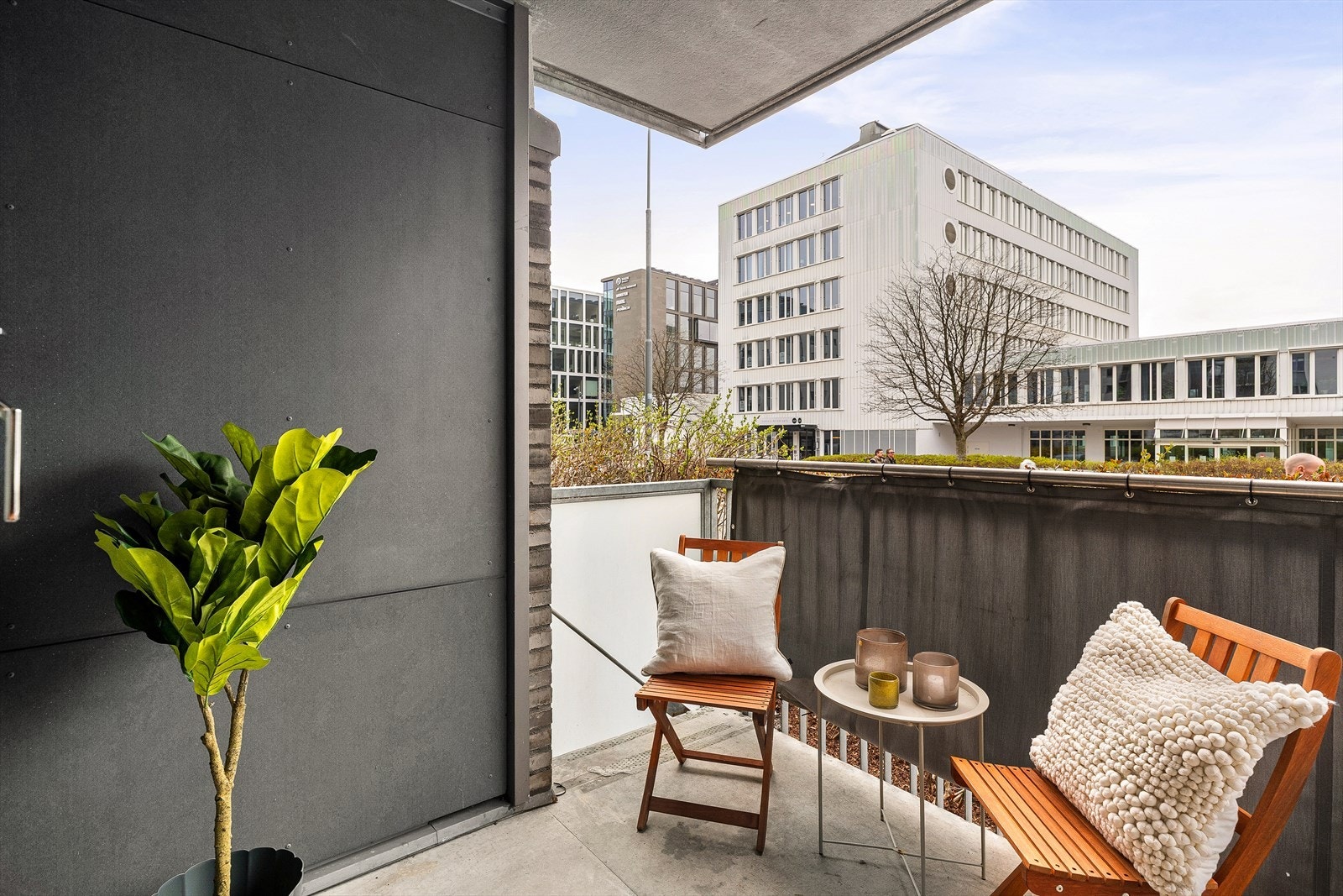 Balkongen er vestvendt, noe som gir deilige timer med ettermiddags- og kveldssol på sommeren. Galleribilde