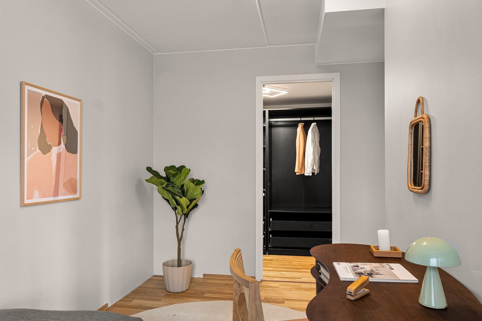 På motsatt side av soverom 2, rett over gangen, finner du et separat omkledningsrom/walk-in-closet. Galleribilde