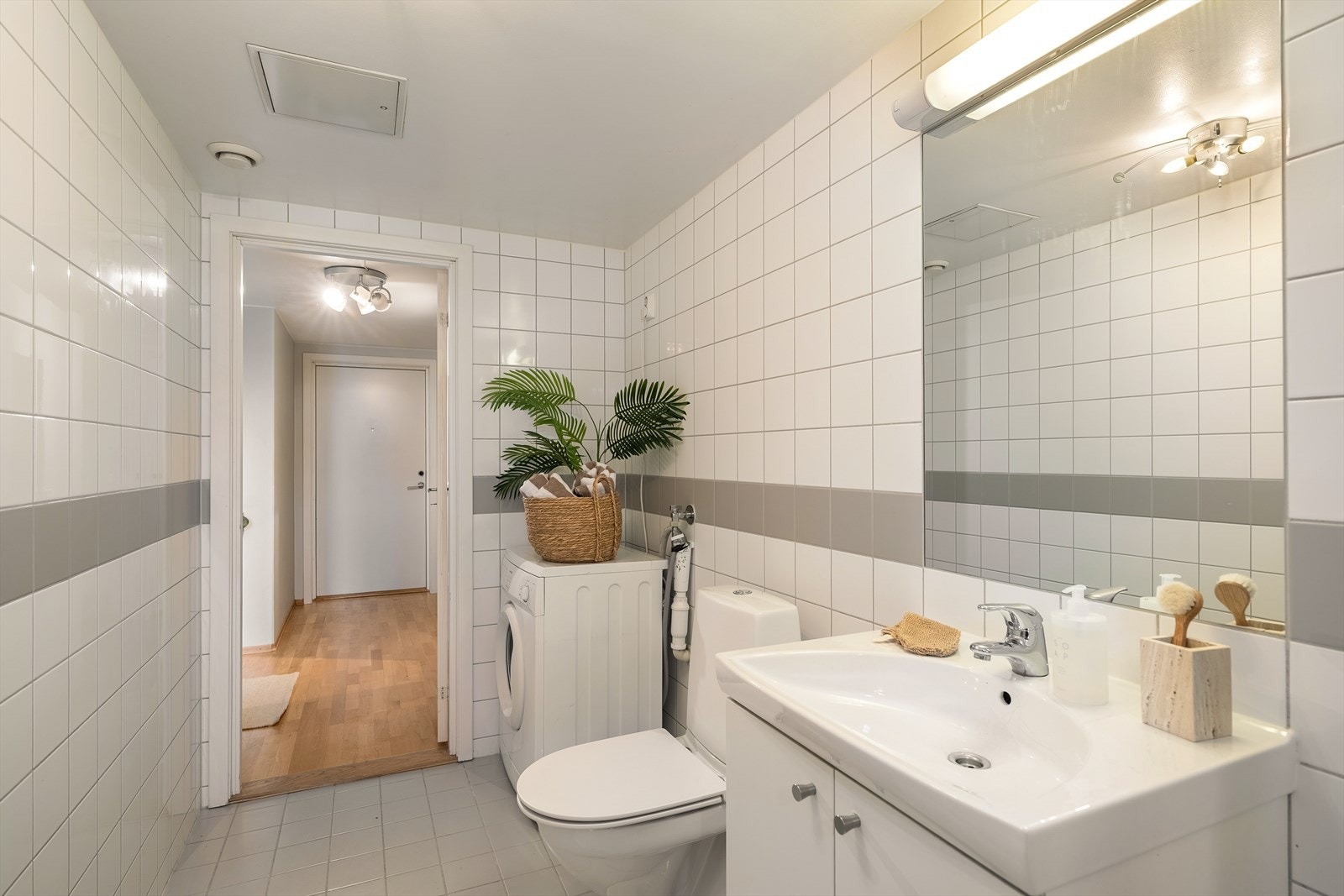 Dette er et svært romslig bad med en luftig romfølelse, med opplegg til vaskemaskin uten at det oppleves trangt. Galleribilde