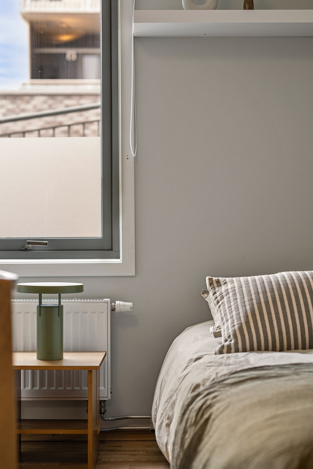 Rommene varmes opp med radiatorer, hvor både varmen fra disse og varmtvann er inkludert i felleskostnadene. Galleribilde