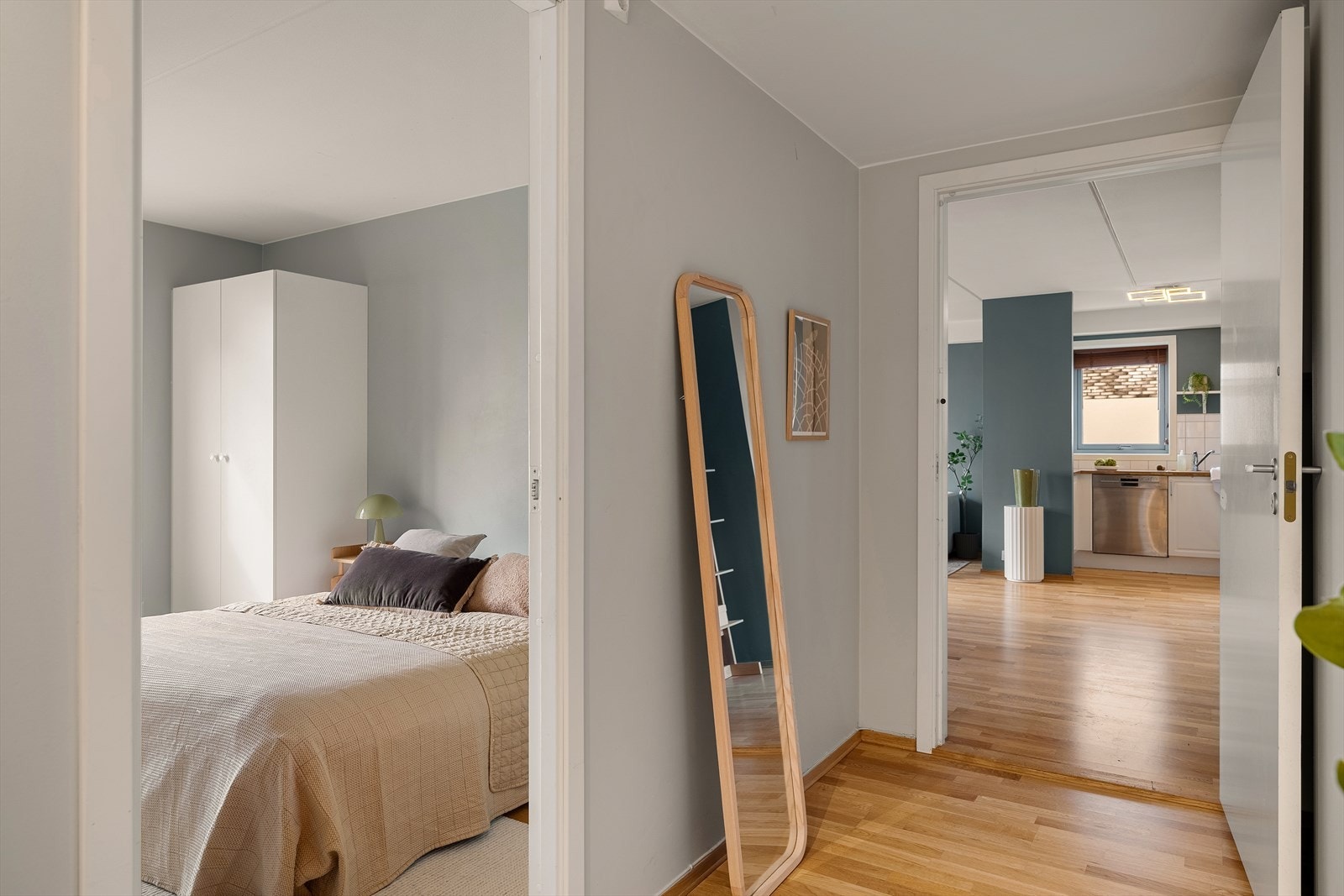 Entréen fungerer som boligens knutepunkt, med inngang til alle rom i leiligheten. Galleribilde
