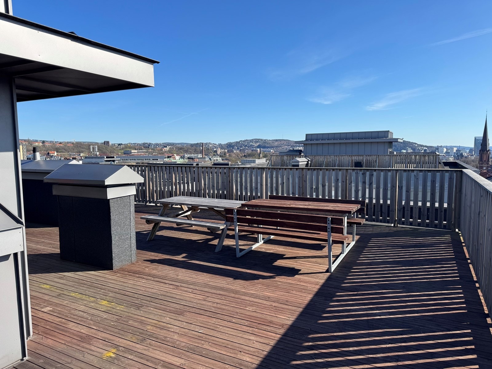 Tar du heisen opp til blokkens toppetasje, venter en flott felles takterrasse med sol hele dagen. Galleribilde