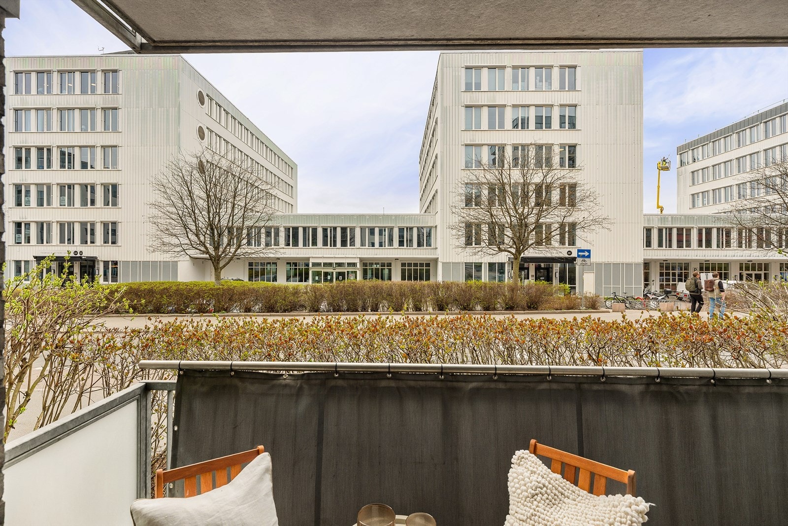 Balkongen er overbygget, noe som gjør det mulig å oppholde seg ute i nesten all slags vær. Galleribilde