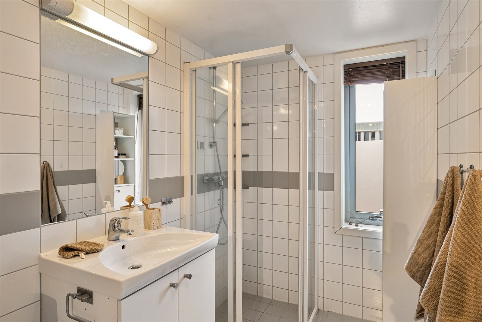 Her fremstår badet med flislagte vegger og gulv, samt en behagelig underliggende gulvvarme. Galleribilde