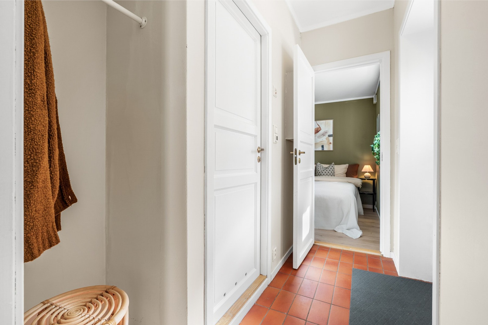 Entréen er flislagt og har en praktisk nisje for yttertøy. Galleribilde