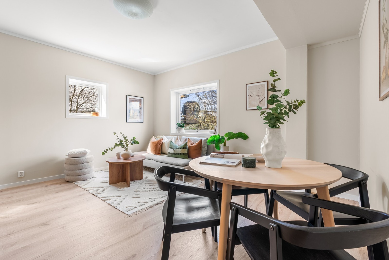 Stuen har god plass til både sofakrok og spisebord. Galleribilde