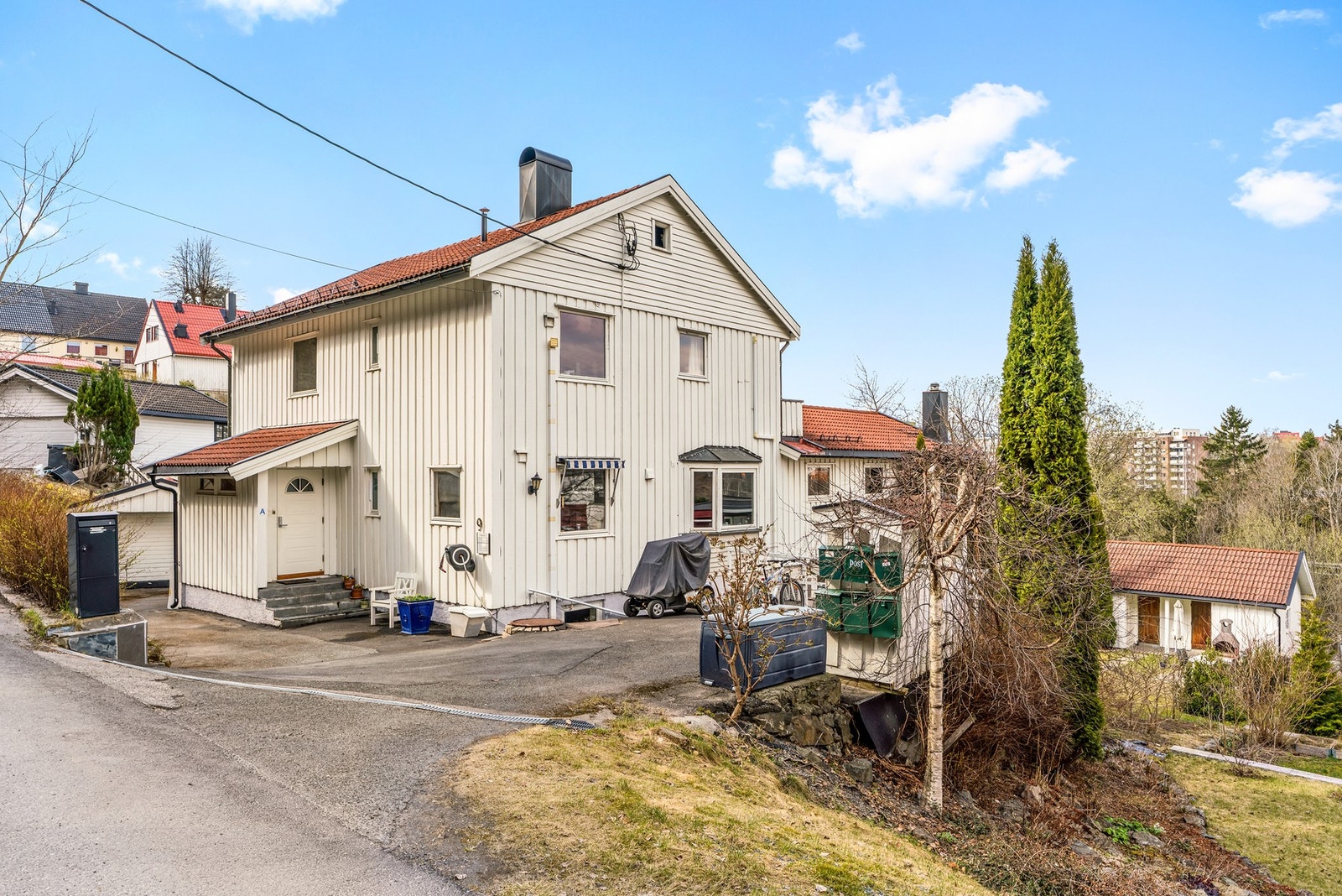 Leiligheten disponerer en parkeringsplass.
Sameiet består av 5 boligseksjoner og 1 næringsseksjon. Galleribilde