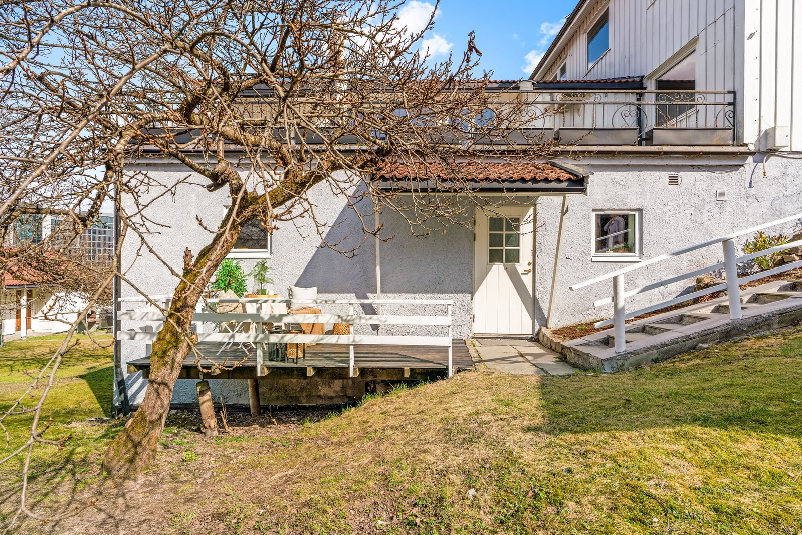 Leiligheten har en rolig og usjenert beliggenhet i grønne omgivelser. Egen inngang fra siden av huset, gir følelsen av å bo i rekkehus. Galleribilde