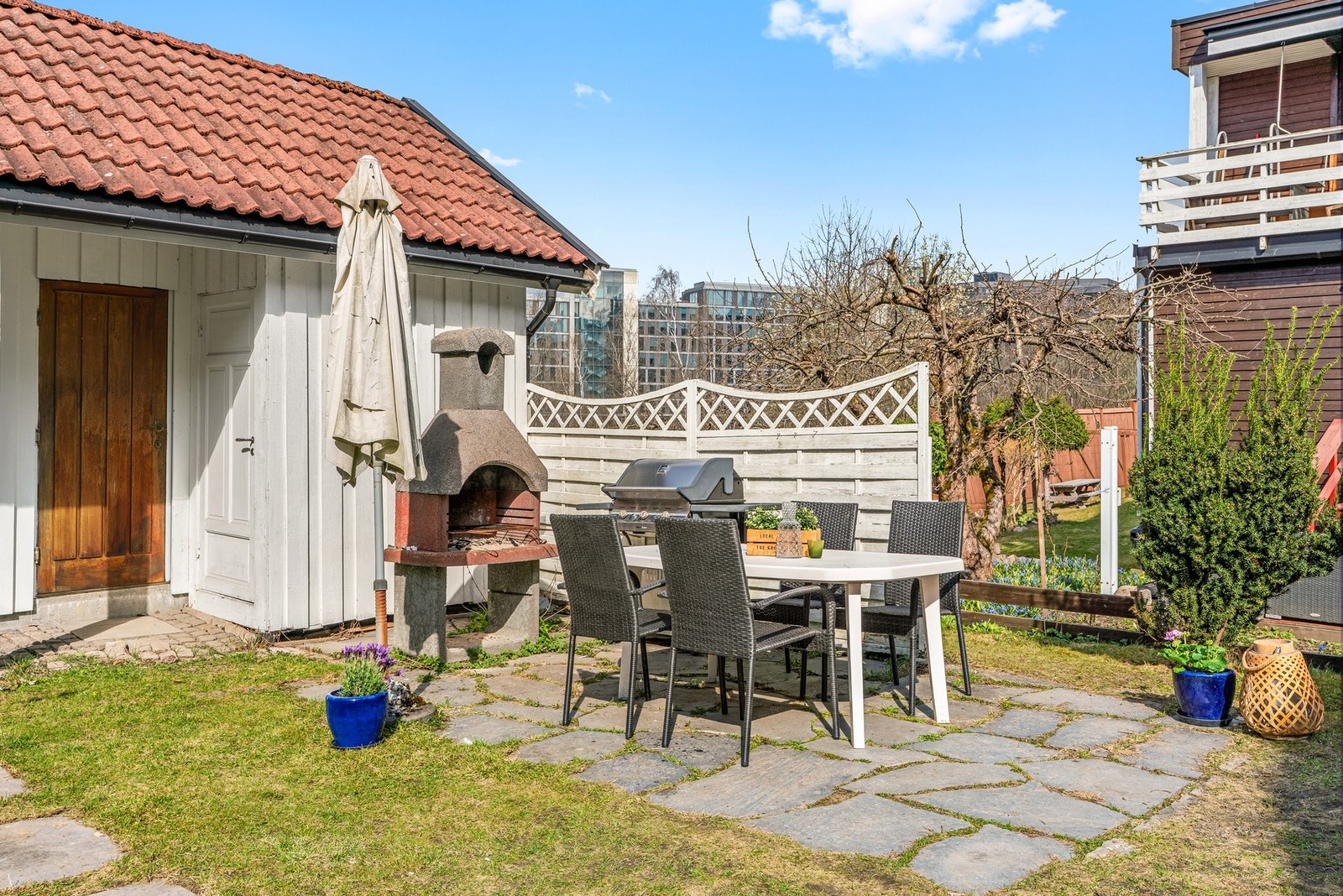 Sittegruppe og grill i hagen for felles hygge. Galleribilde