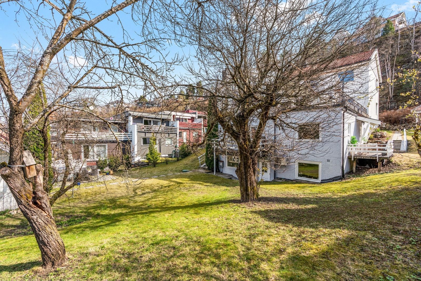 Leiligheten ligger i en flermannsbolig omgitt av en stor, frodig hage som gir en privat og idyllisk atmosfære. Galleribilde
