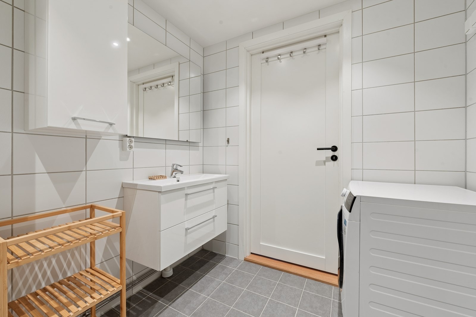 Badet er praktisk innredet med skap- og speilløsninger samt opplegg for vaskemaskin. Nytt bryterpanel montert i 2025 bidrar til trygg bruk i hverdagen. Galleribilde