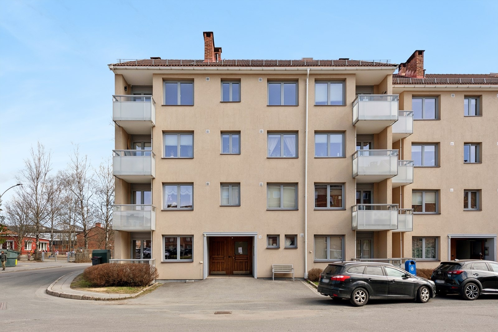 Boligen har en tilbaketrukket og rolig beliggenhet i et veletablert boligområde på Kalbakken. Galleribilde