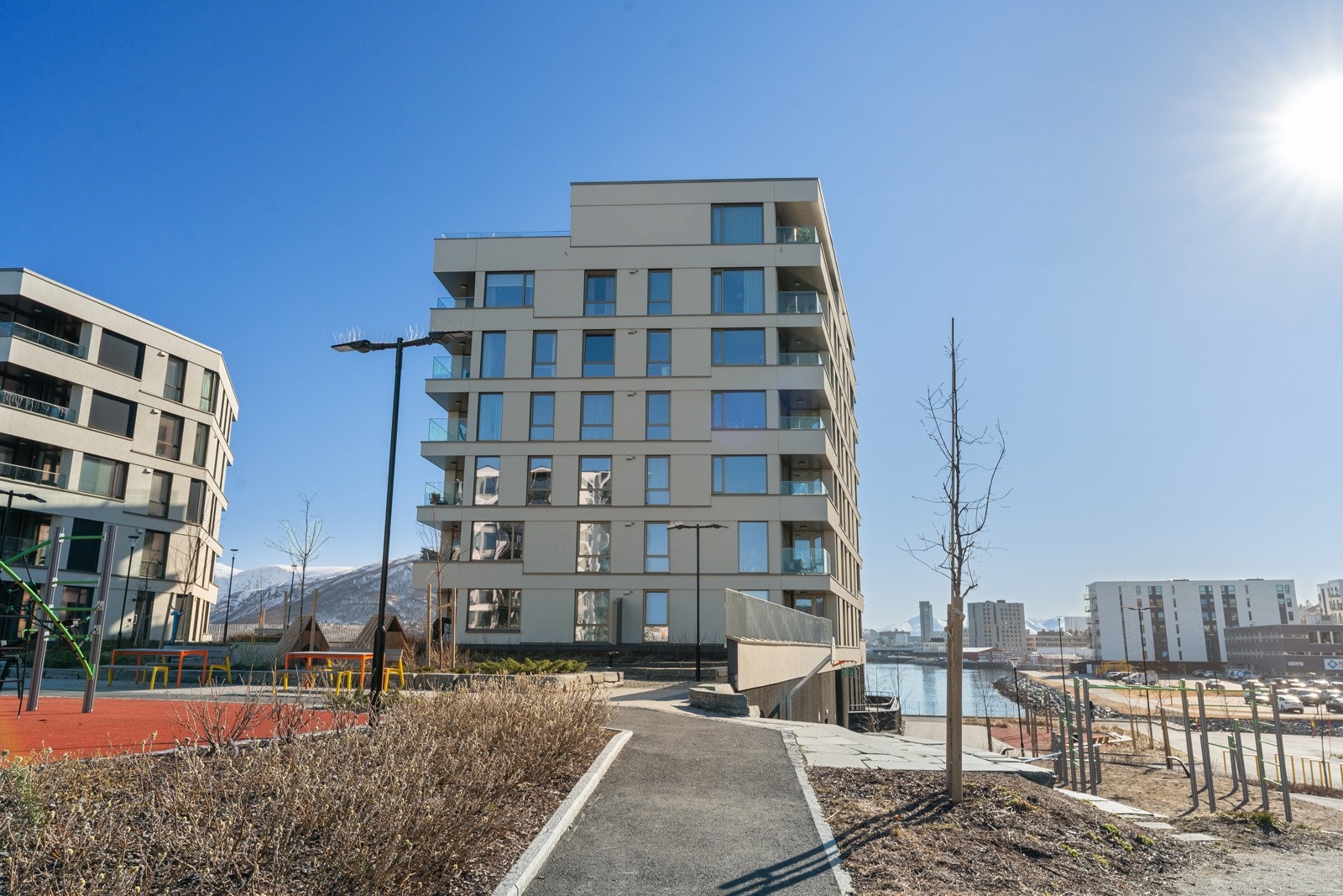 Leiligheten ligger i 3. etasje og har adkomst via felles oppgang med heis.