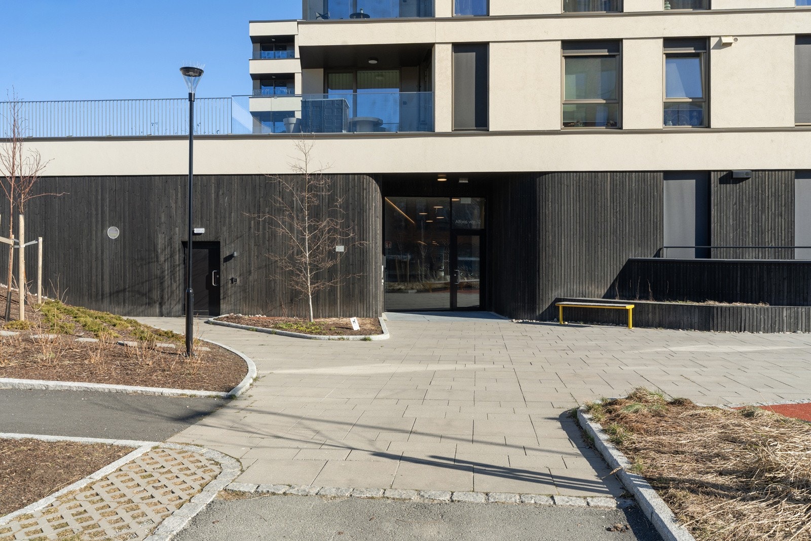 Området byr på nærheten til apotek og dagligvarebutikken Eurospar med en utmerket ferskvaredisk. I tillegg er det Pedersen bakeri, Ruda og Smak i gangavstand fra leiligheten.