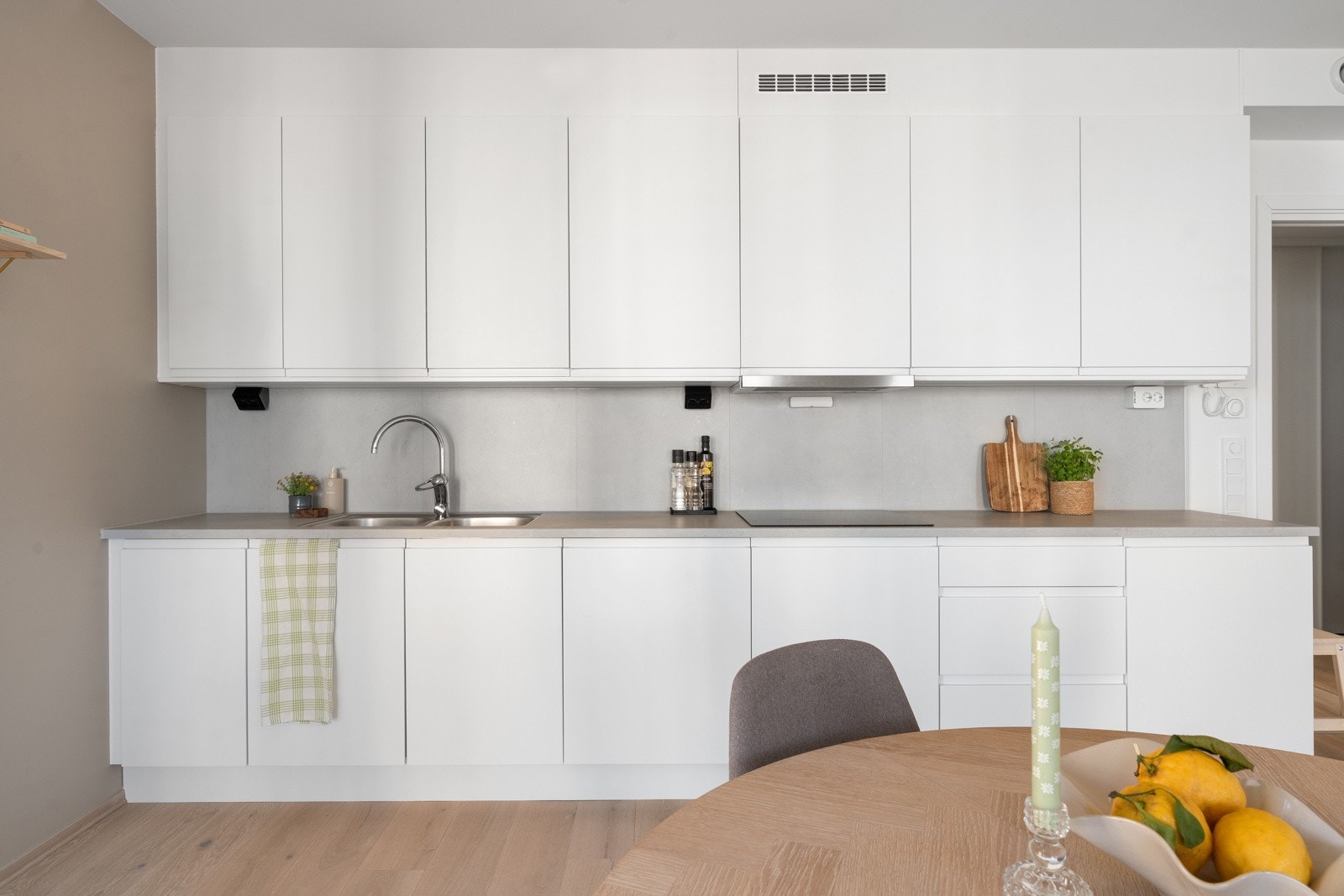 Gode arbeidsforhold på kjøkkenet med rikelig skap- og benkeplass.