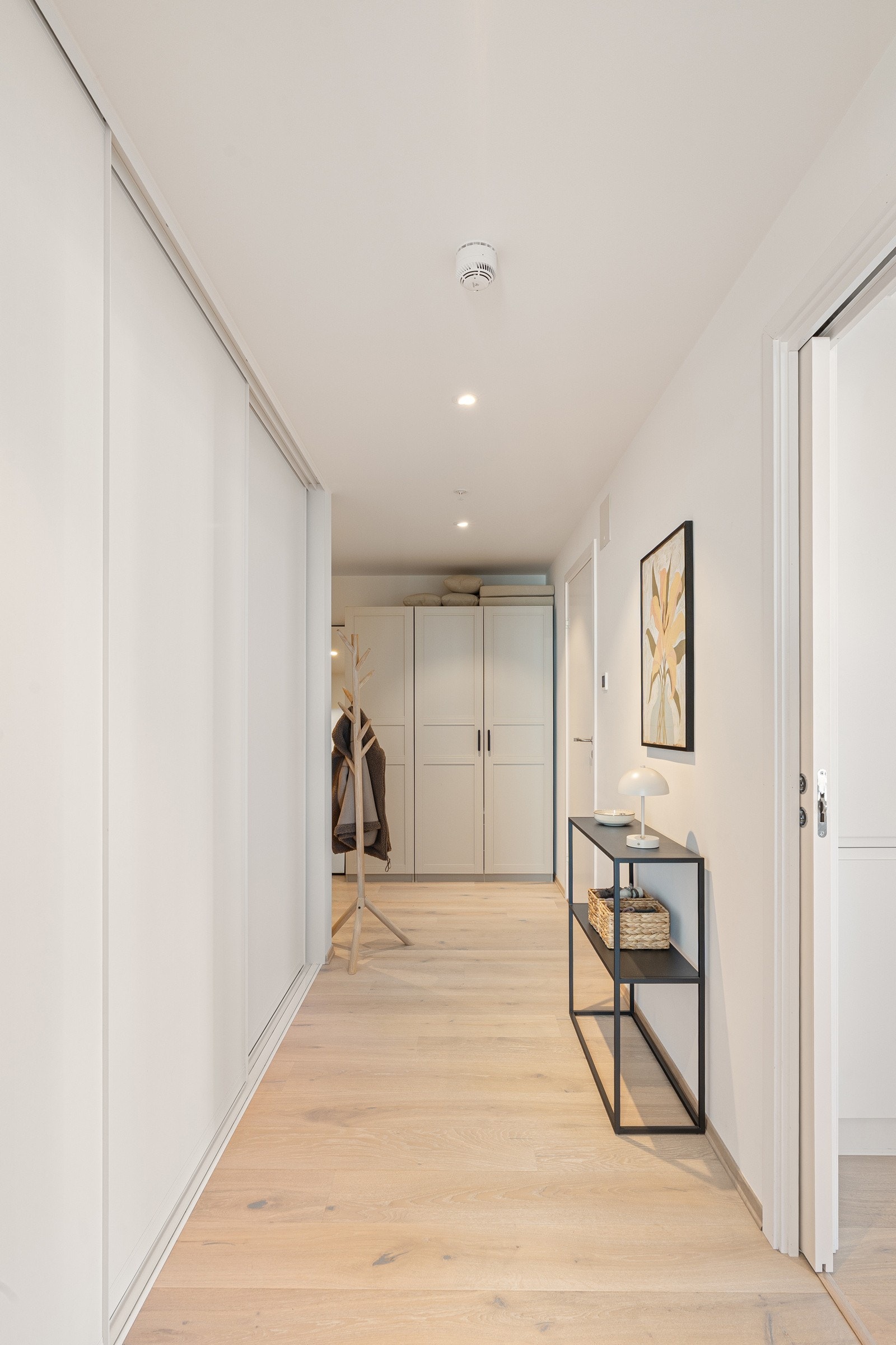 Innbydende og lys gang.