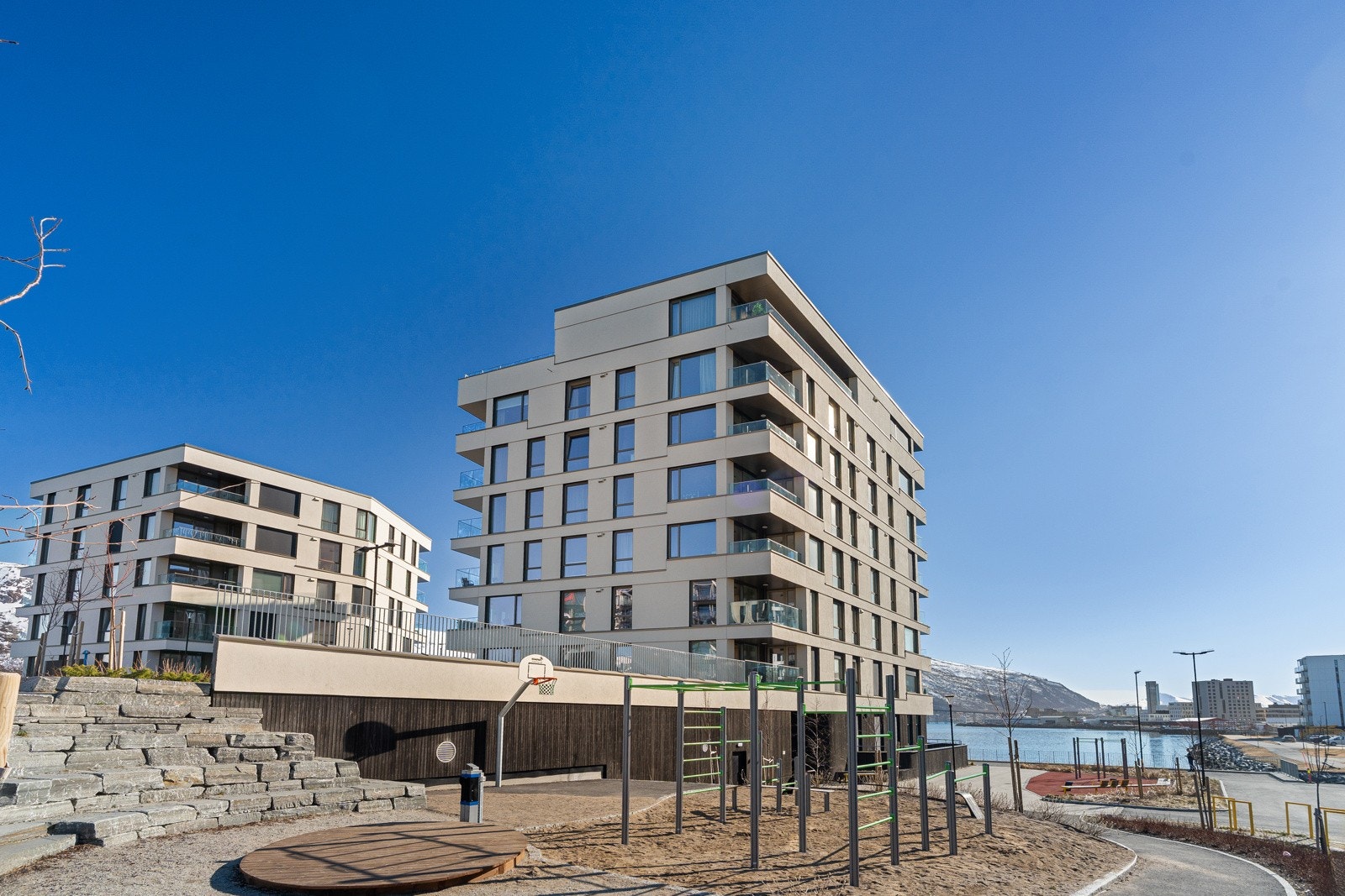 Sentral beliggenhet mellom Tromsø sentrum og UNN/UiT og kort vei til busstopp med hyppige bussavganger.