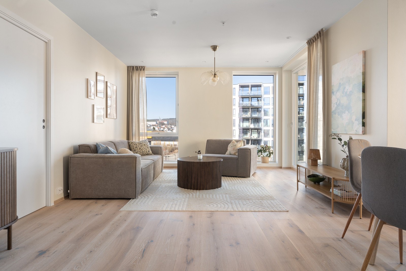 Store vindusflater fra gulv til tak som gir rikelig med naturlig lysinnslipp.