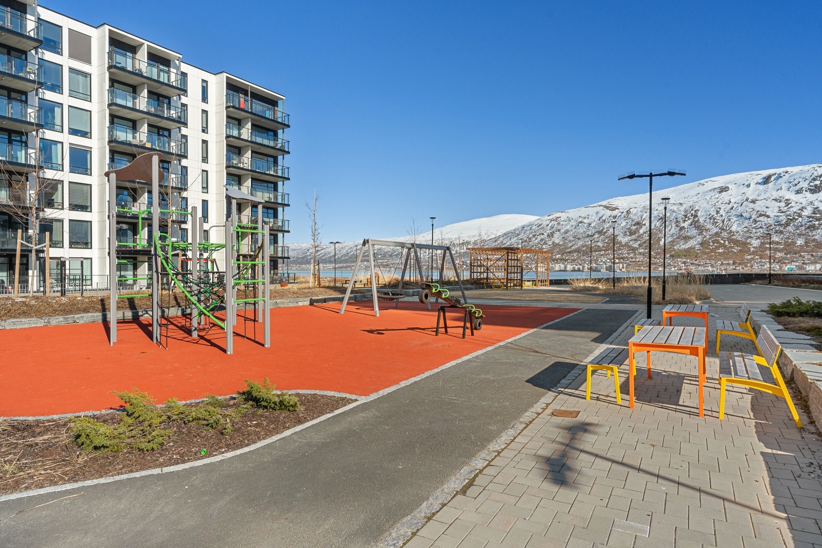 Eiendommen ligger plassert ved sjøkanten og er skjermet for trafikk og støy.