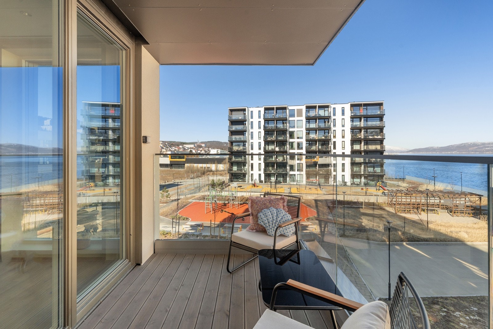Fra balkong er det utsikt mot sjø og fastlandet.