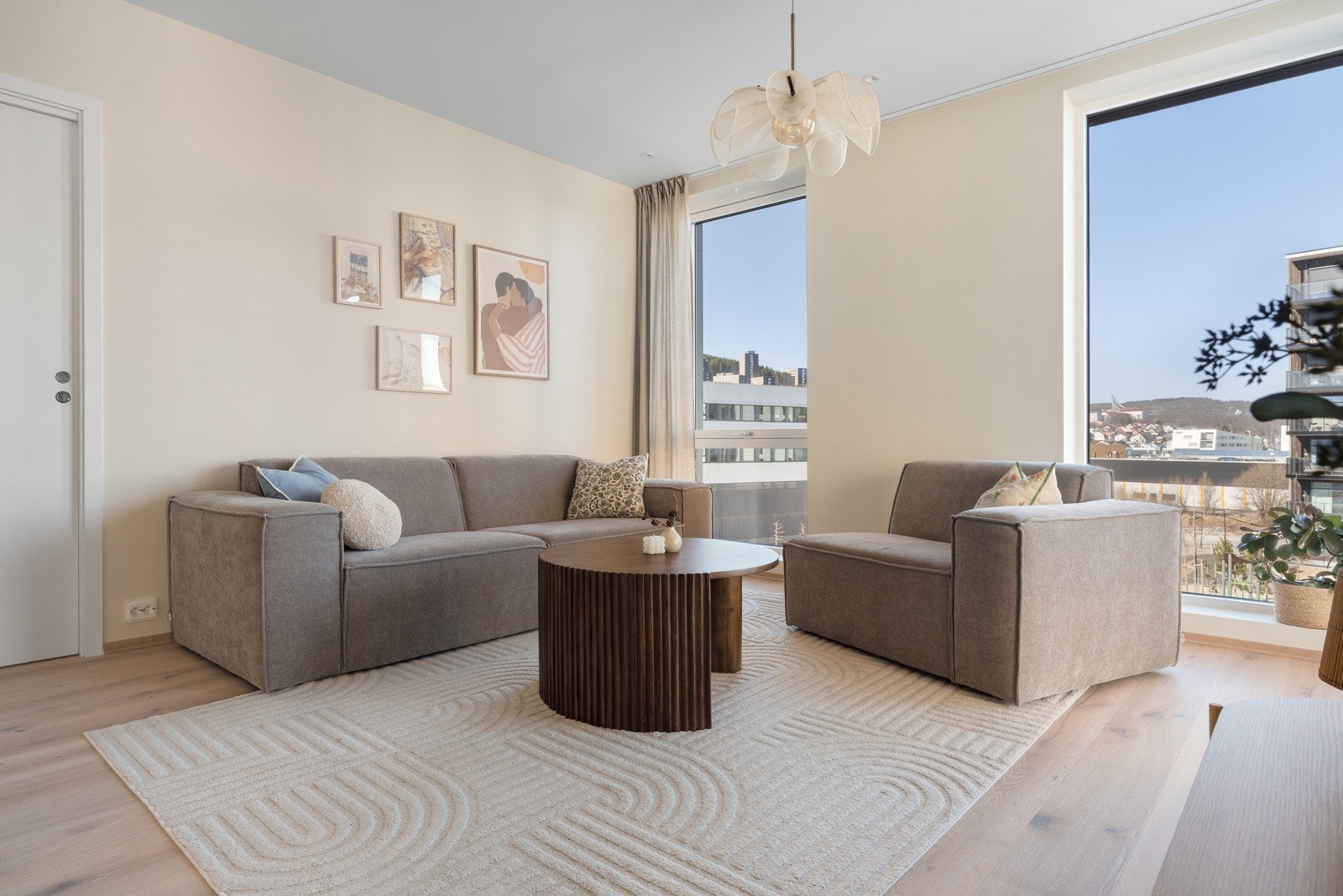 Åpen stue-/kjøkkenløsning skaper en naturlig sosial sone i leiligheten.