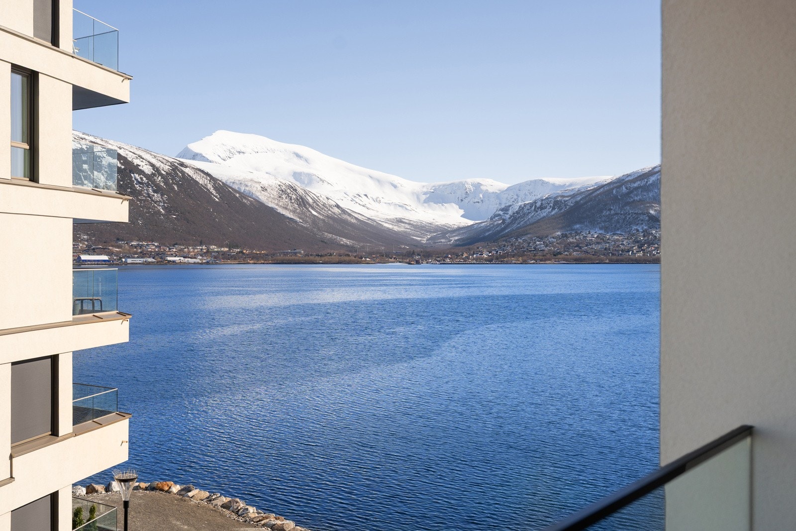 Moderne 3-roms selveier med gjennomgående høy standard i et attraktivt boligområde på Kræmer Brygge.