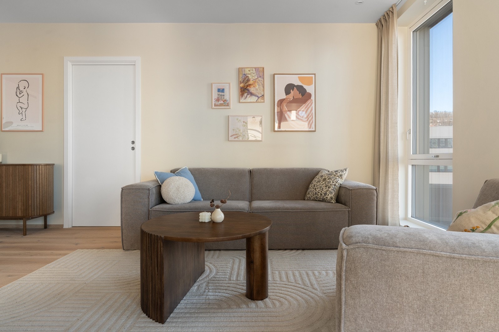 Lys og lekker stue. Stuen er romslig med flere møbleringsalternativer.