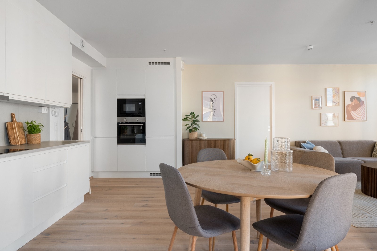 Plass til spisebord ved kjøkken.