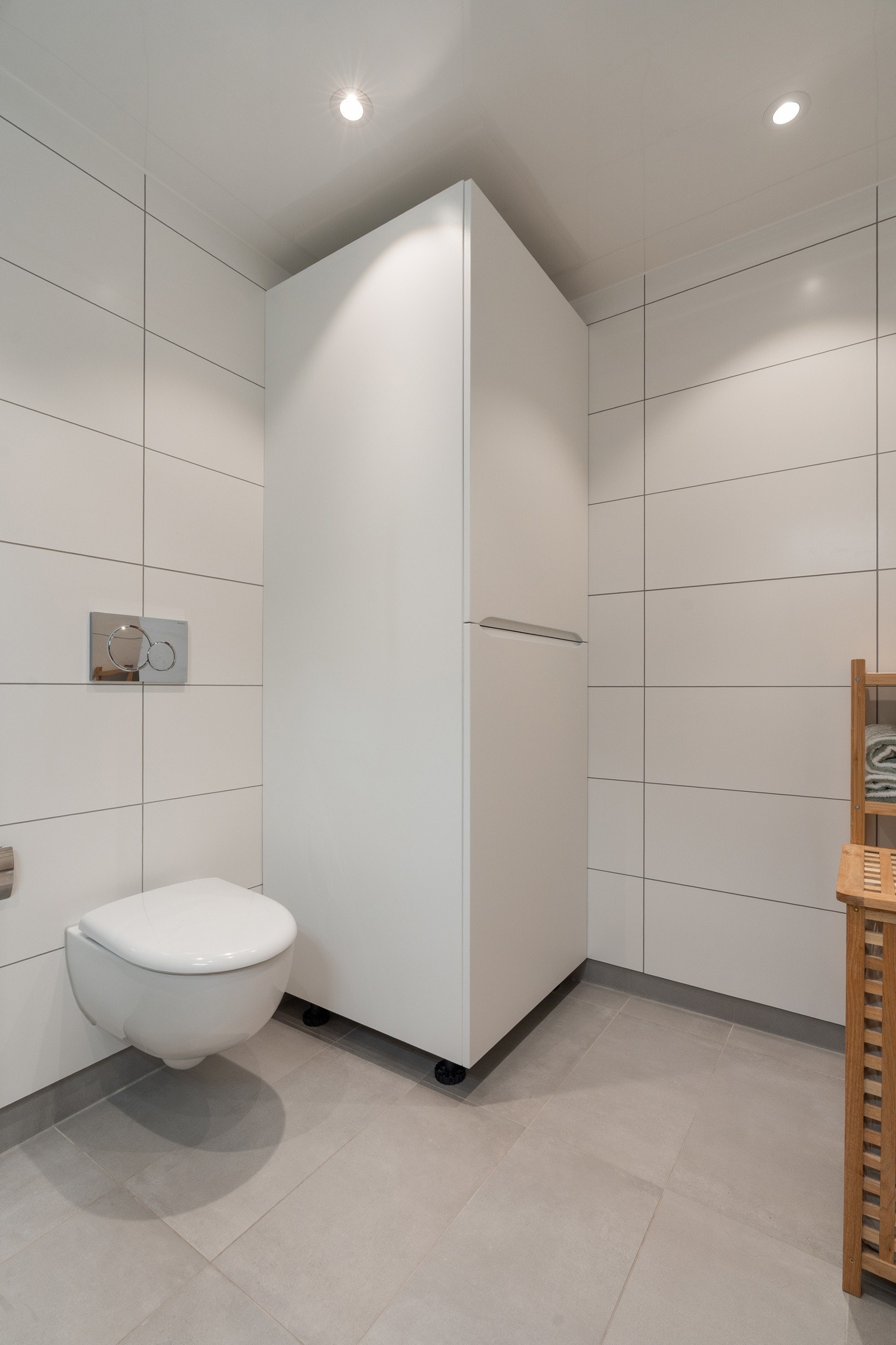 Vaskesøyle med ekstra lagringsplass.