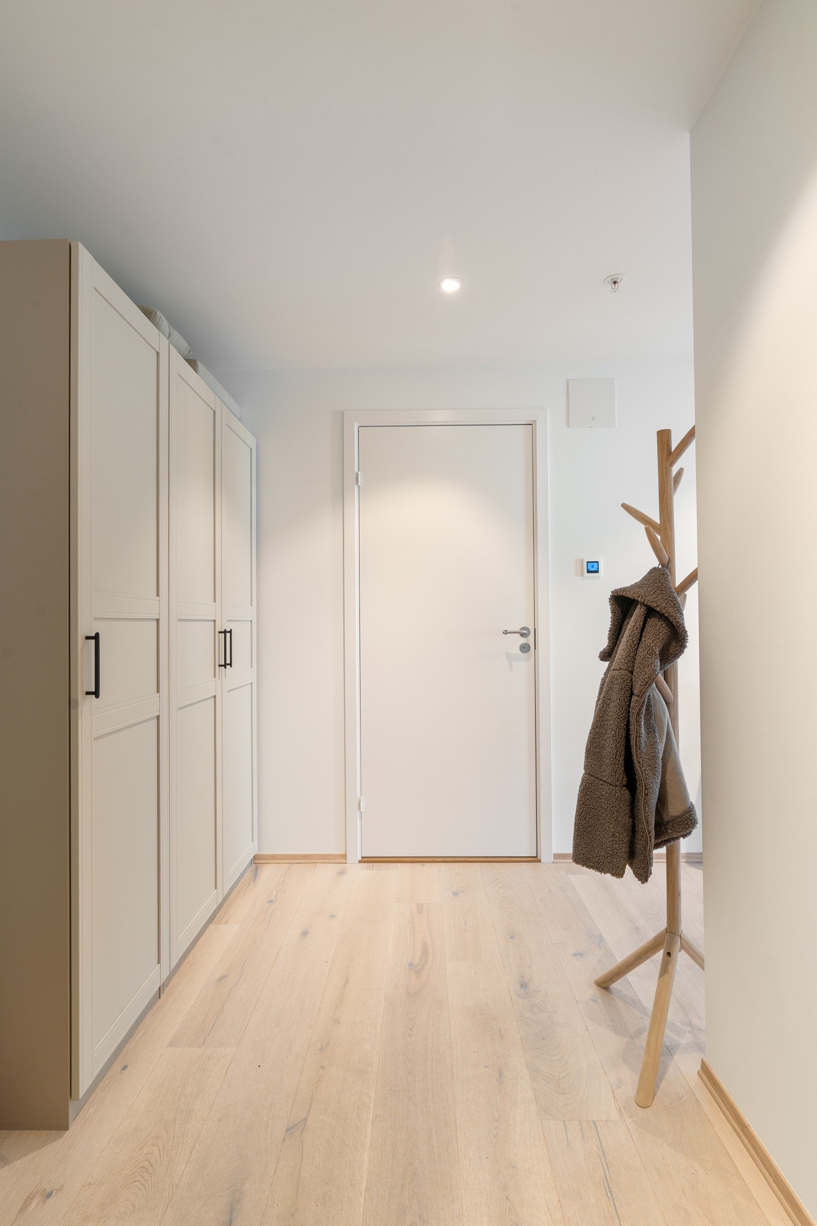 Velkommen inn! Her er det etablert stor garderobe.