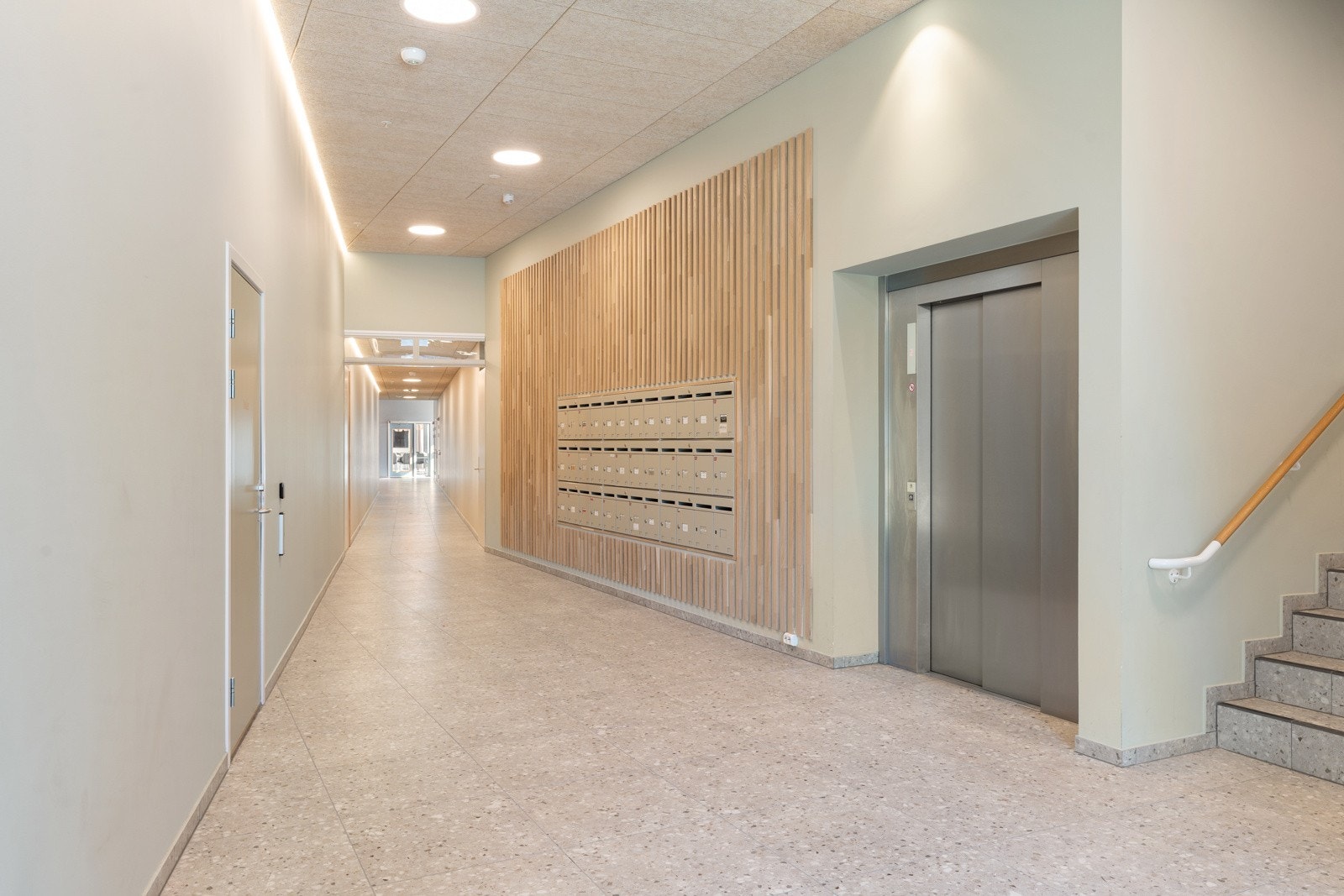 Heis i bygget. Innbydende adkomst til blokka!