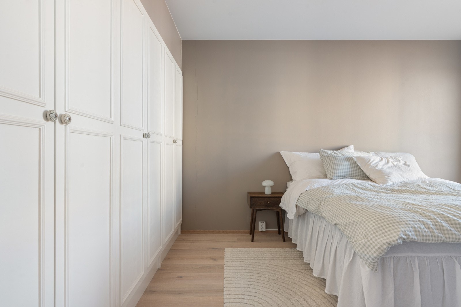 Hovedsoverommet har stor garderobeløsning.