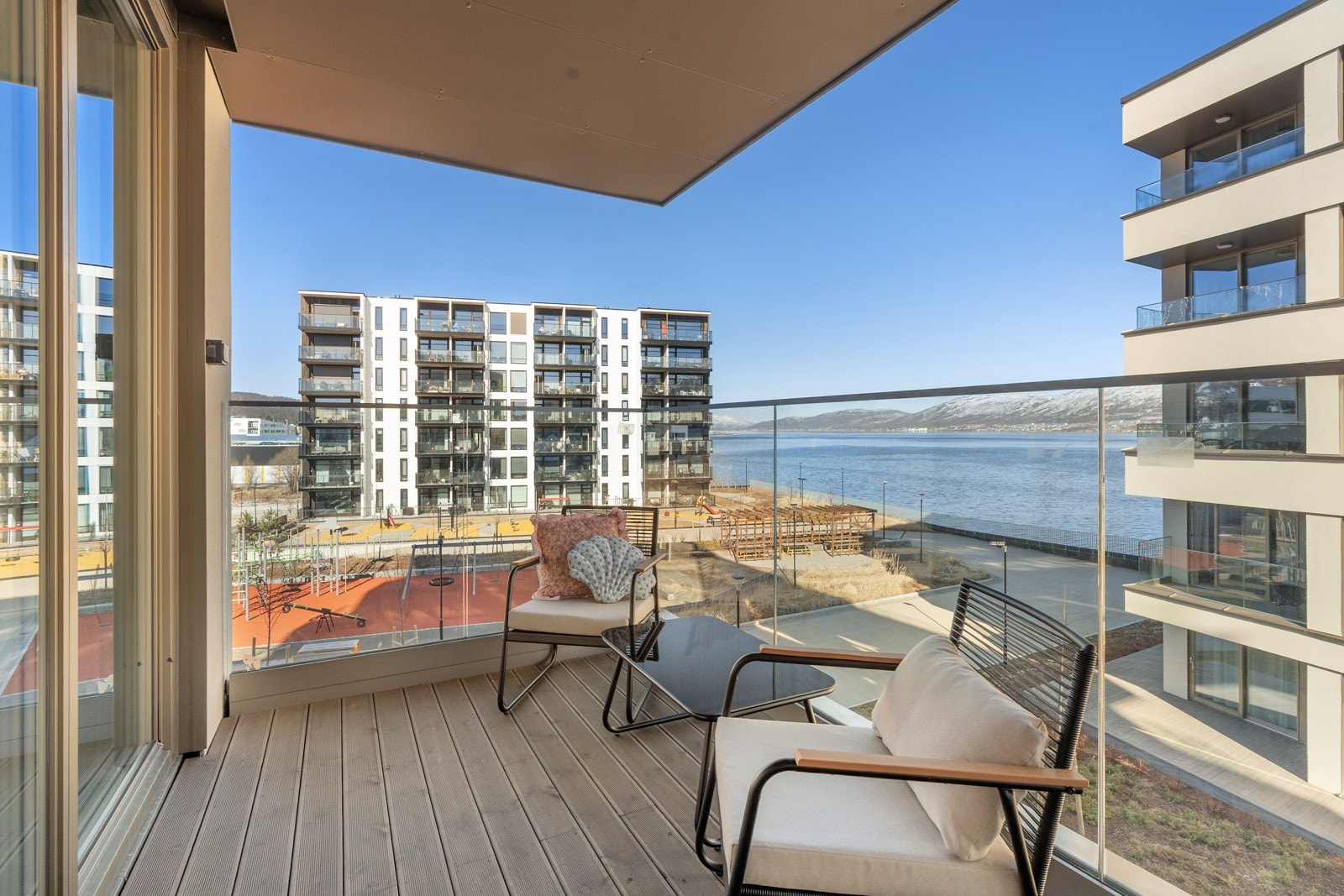 Fra stuen er det utgang til balkong med plass til utemøbler og grill.