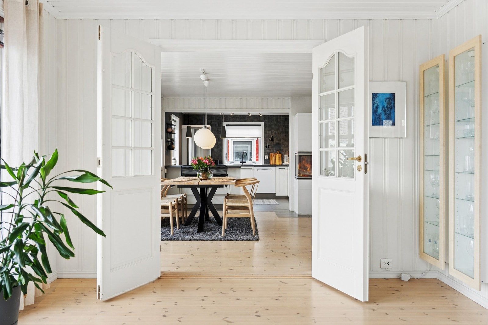 En herskapelig dobbeldør, skille de to stuene. Galleribilde