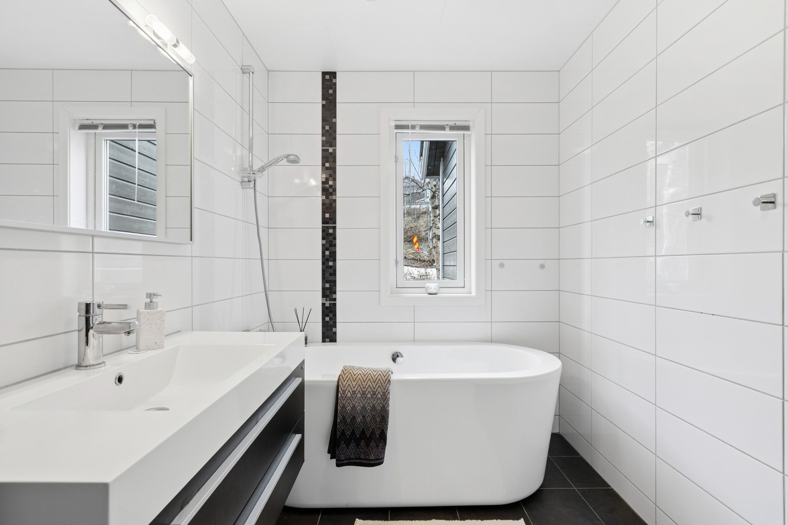 Det ene badet er utstyrt med badekar - en ettertraktet hverdagsluksus som gir ekstra komfort og velvære i en travel hverdag. Galleribilde