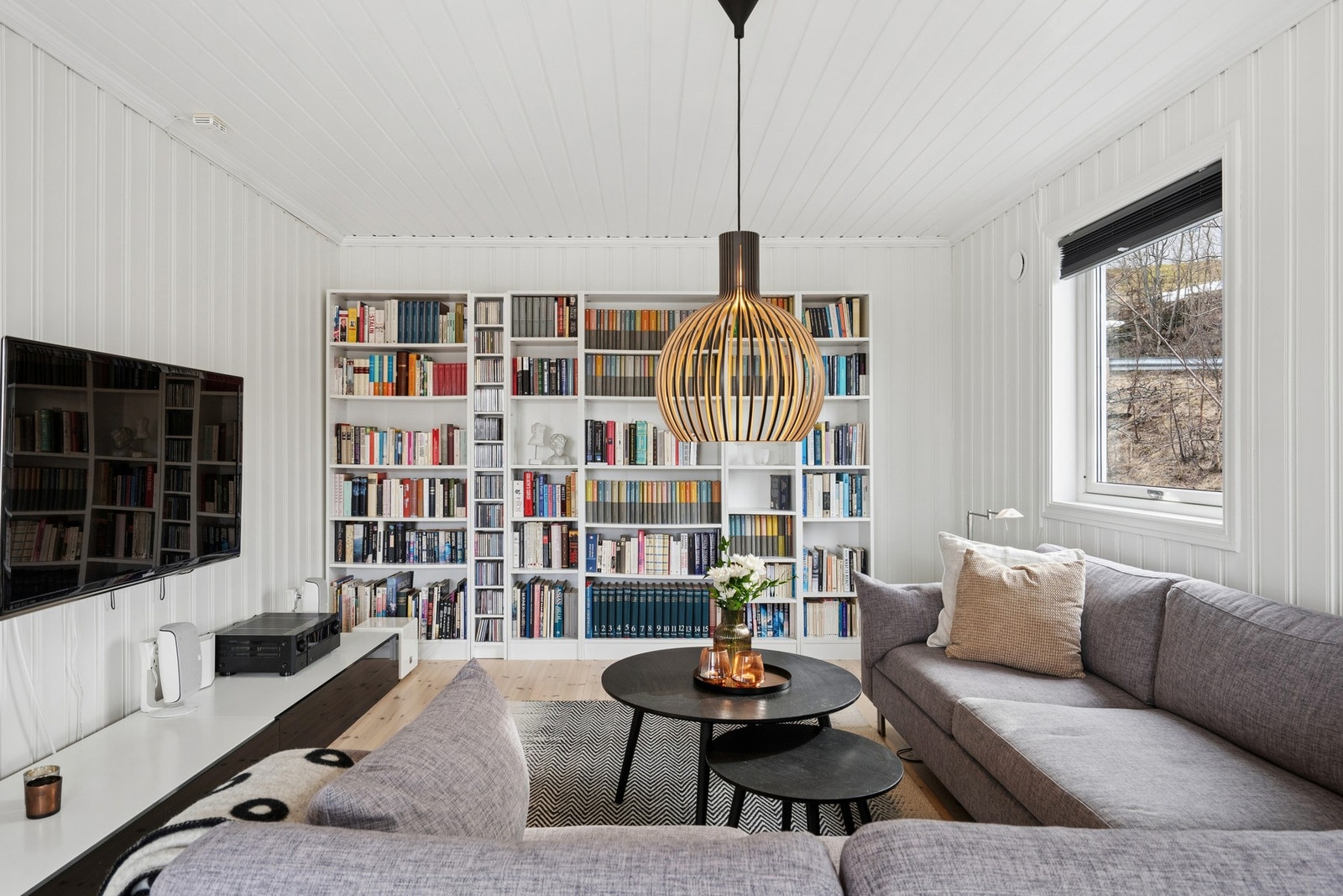 Begge stuene er innredet i lyse og delikate fargetoner som skaper en lun, innbydende og tidløs atmosfære. Galleribilde