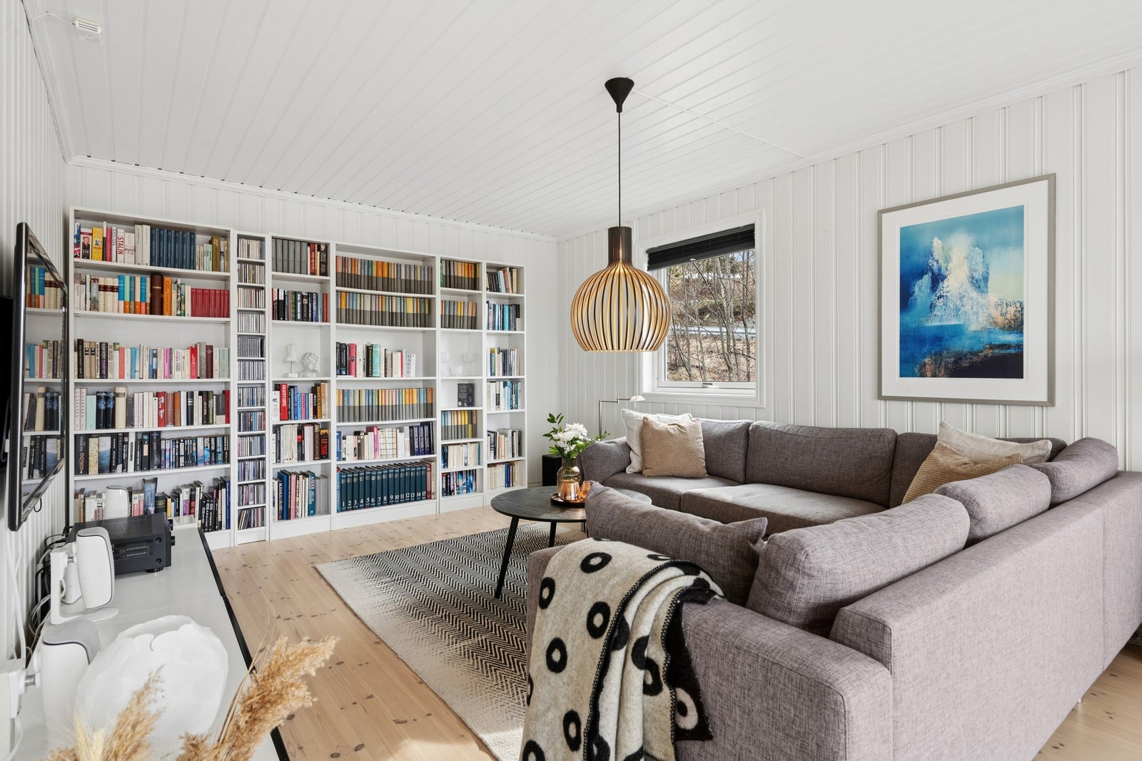 her får du en romslig og gjennomført enebolig over to plan, som byr på gode og funksjonelle løsninger for hele familien. Galleribilde