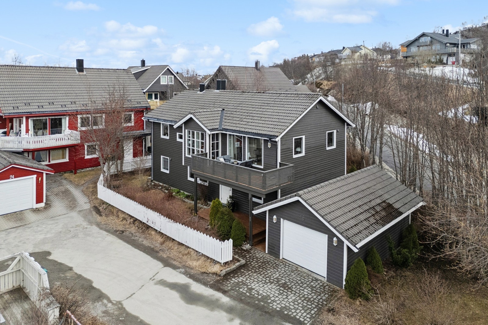 Eiendommen ligger idyllisk til i et skjermet boligområde uten gjennomgangstrafikk. Galleribilde