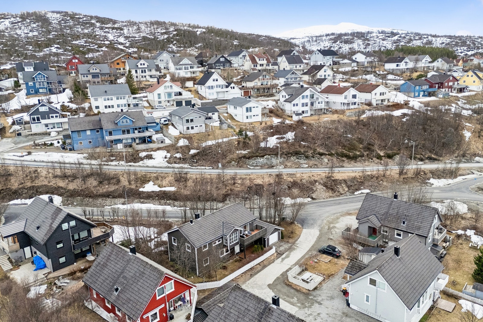 Her bor du i naturskjønne omgivelser med kort vei til flotte tur- og friluftsområder, som gir rikelige muligheter for både hverdagsturer og helgeutflukter året rundt. Galleribilde