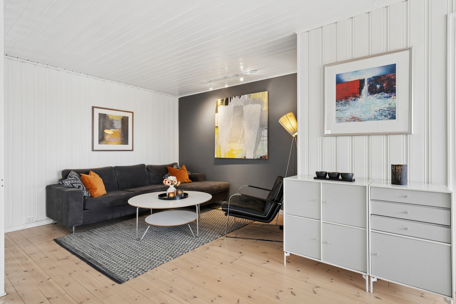 Boligen byr på to flotte stuer med gode soner, som gir fleksible møbleringsmuligheter for både avslapning og sosialt samvær. Galleribilde