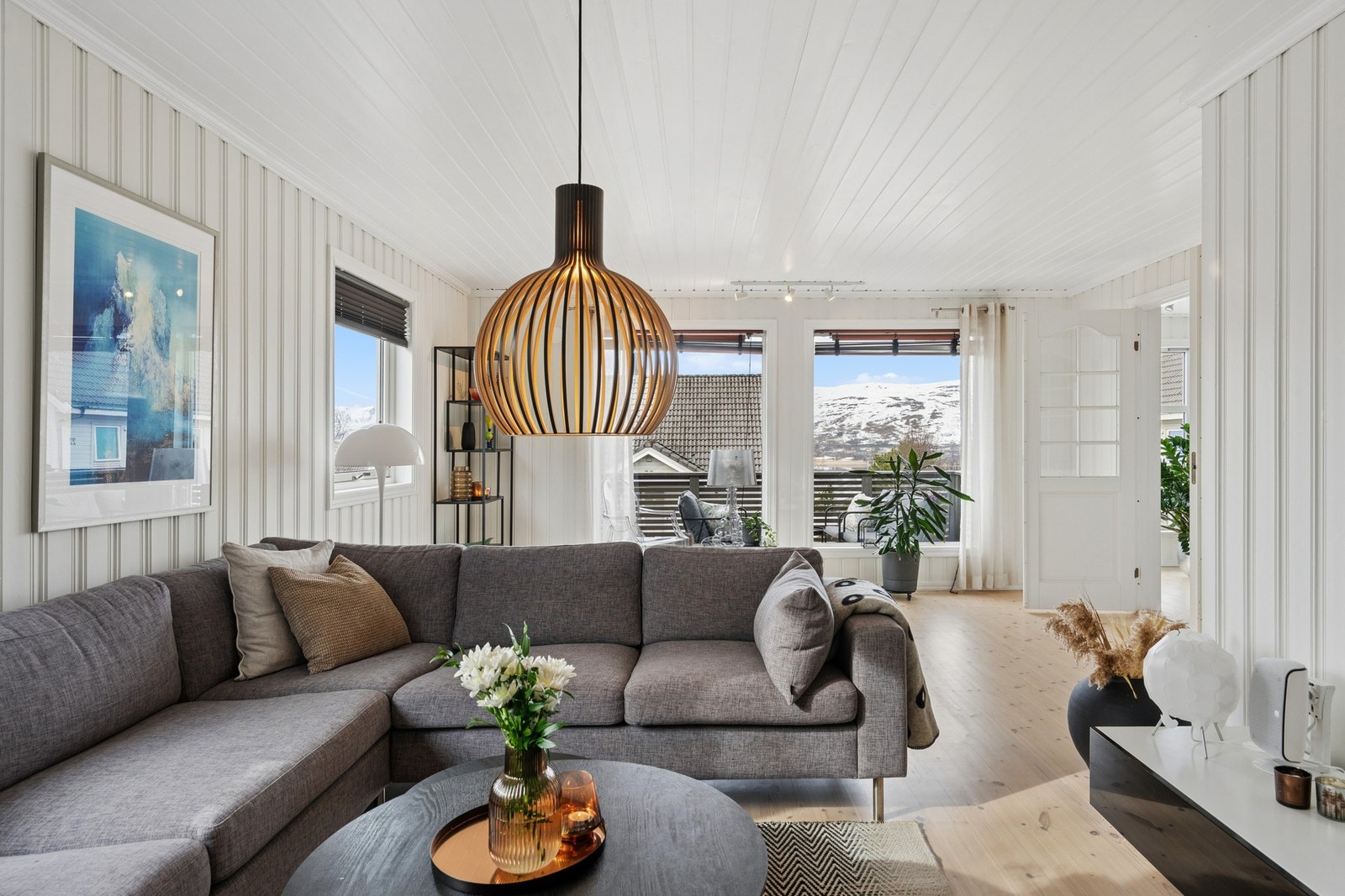 Stuen er et naturlig samlingspunkt for både hverdagsliv og hyggelige sammenkomster. Galleribilde
